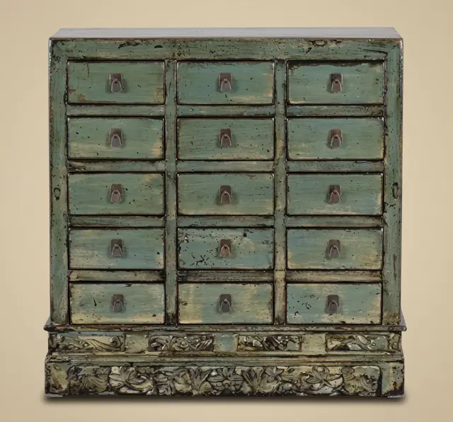 Apothekerschrank aus seladongrün lackiertem Holz, China, Ende 19. – Anfang 20. Jahrhundert