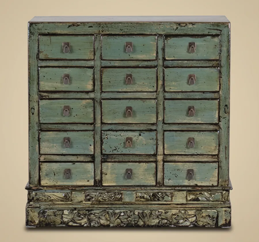 Apothekerschrank aus seladongrün lackiertem Holz, China, Ende 19. – Anfang 20. Jahrhundert — Lackiertes Holz, Metallelemente — 19. Jahrhundert