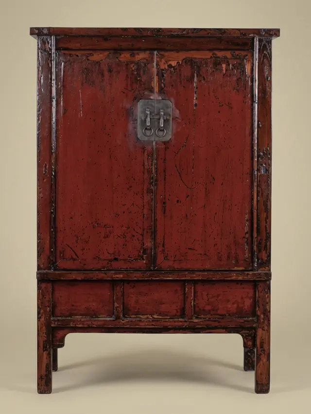 Armoire en bois laqué rouge, Chine, époque Qing