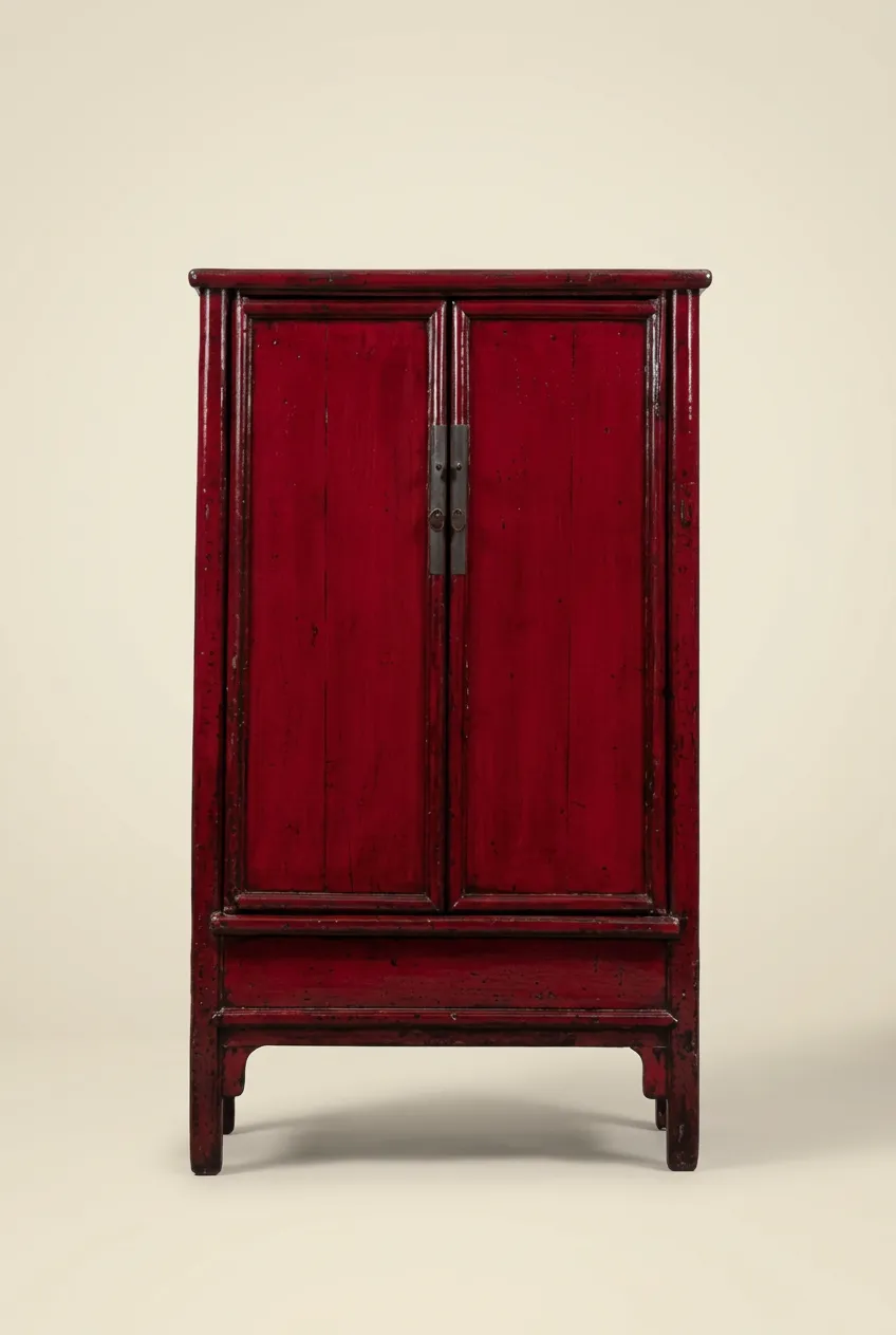 Schrank aus rot lackiertem Holz, Qing-Zeit — Rot lackiertes Holz, Metallbeschläge — 19. Jahrhundert