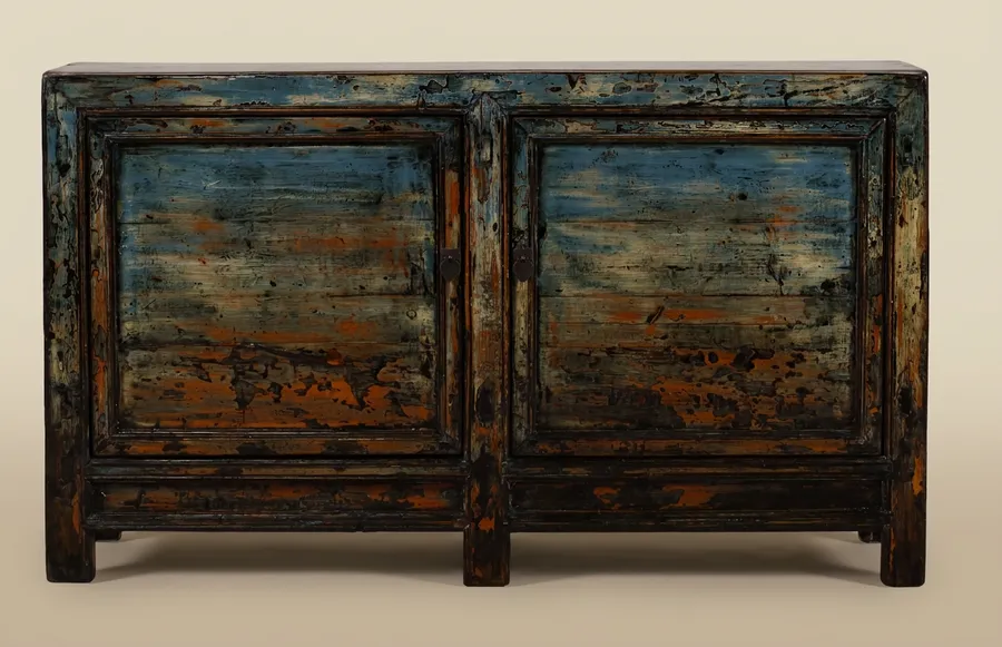 Tweedeursbuffetkast in blauw gelakt hout, China, eind 19de eeuw – begin 20ste eeuw — Gelakt hout, metaalbeslag — 19de eeuw