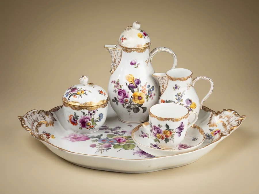 Berlin porcelain solitaire coffee service, 18th century — Porcelaine de Berlin — Painted and gilt porcelain — 18th century