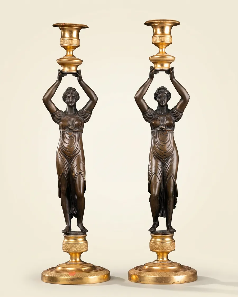 Paar bronzen kandelaars uit de Directoire-periode — Verguld brons, brons met geweerlooppatina — 18de eeuw
