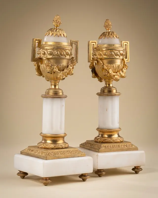 Paire de bougeoirs cassolettes en marbre et bronze doré, style Louis XVI