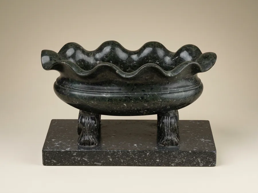 Bassin souvenir du Grand Tour en serpentine, vers 1820 — Serpentine verte, serpentine noire — XIXe siècle