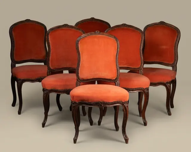 Suite de six chaises d'époque Louis XV en hêtre sculpté