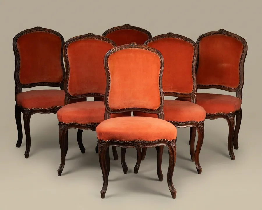 Suite de six chaises d'époque Louis XV en hêtre sculpté — Hêtre sculpté, tissu de velours, clous tapissiers — XVIIIe siècle