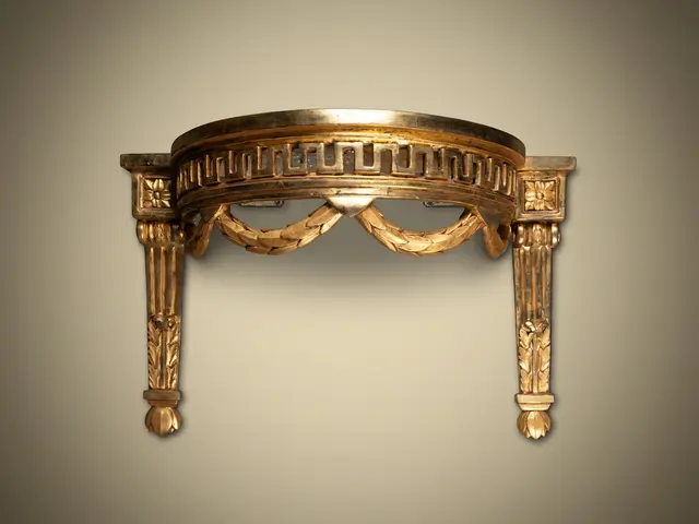 Console d'applique demi-lune en bois doré, XVIIIe siècle
