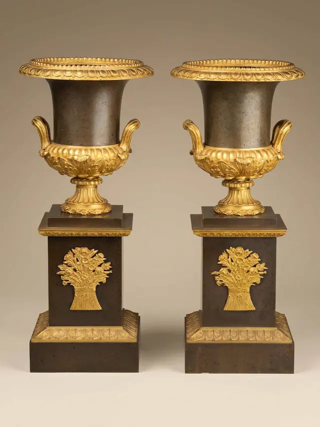 Paar Medici-Vasen aus patinierter und vergoldeter Bronze, Anfang des 19. Jahrhunderts