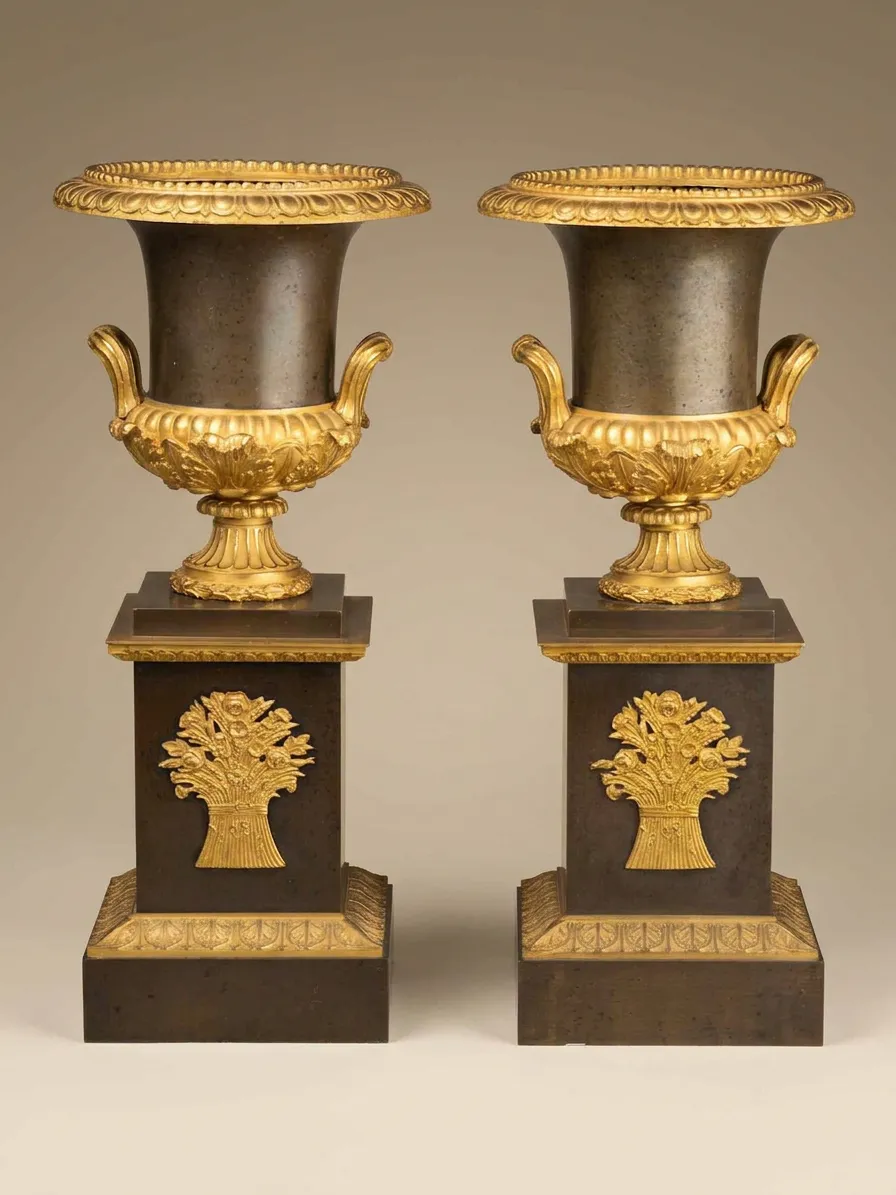 Paar Medici-Vasen aus patinierter und vergoldeter Bronze, Anfang des 19. Jahrhunderts — Bronze mit Kanonenlauf-Patina, vergoldete Bronze — 19. Jahrhundert
