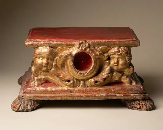 Sockel aus vergoldetem und polychrom gefasstem Holz, 17. Jahrhundert