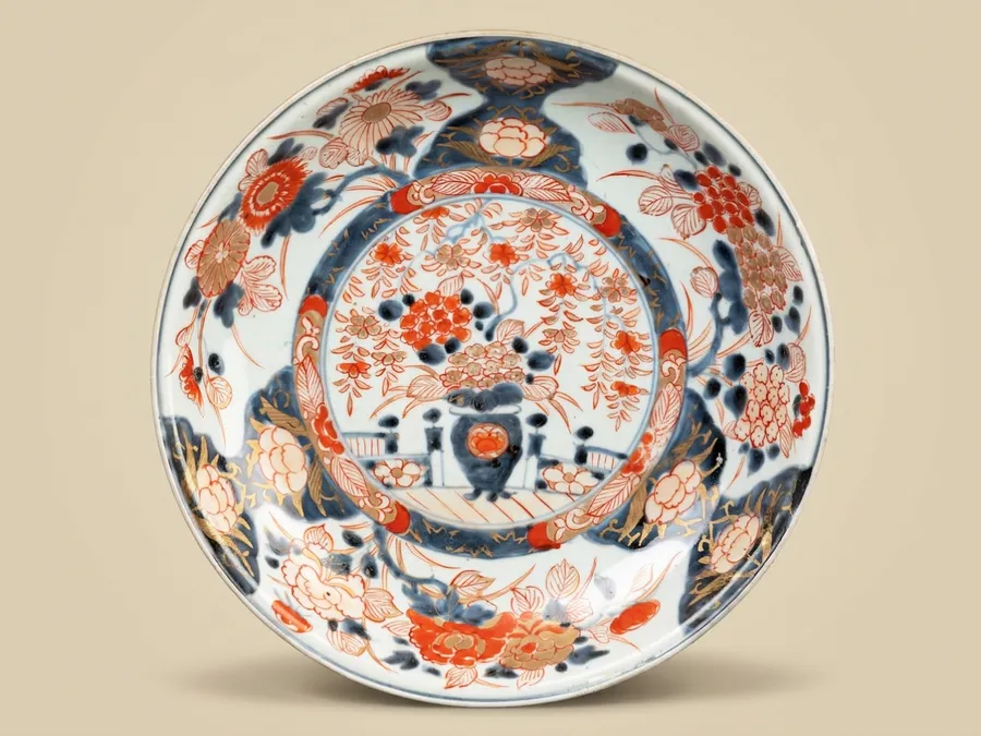 Circular Imari porcelain dish, 18th century — Porcelain, polychrome enamels and gilding — 18th century