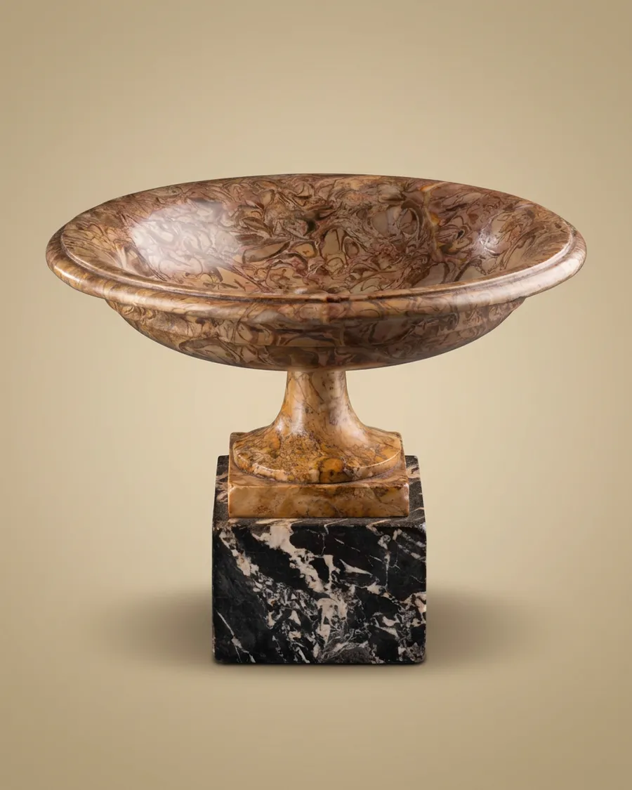Coupe en pierre lumachella et marbre noir, vers 1805 — Pierre jaune lumachella fossilifère, marbre noir — XIXe siècle