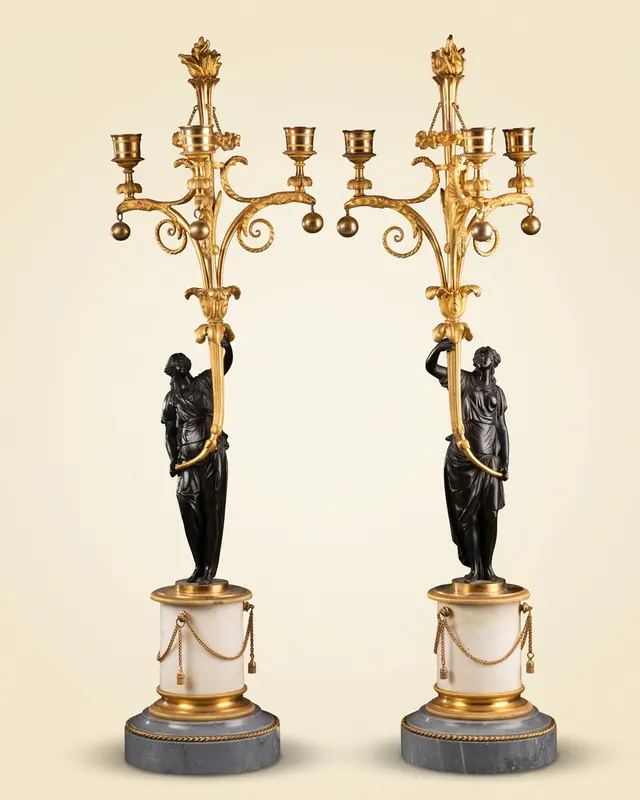 Paire de candélabres porteuses de torchères en bronze et marbre, époque Louis XVI