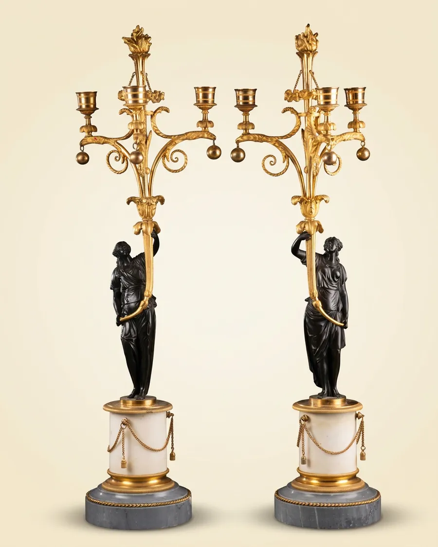 Paire de candélabres porteuses de torchères en bronze et marbre, époque Louis XVI — Bronze doré, bronze patiné, marbre blanc, marbre Sainte-Anne — XVIIIe siècle