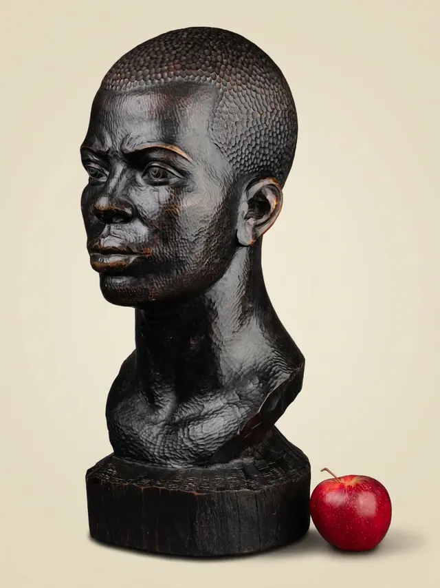 Buste d'homme en bois ébonisé par J. Vargas, vers 1920