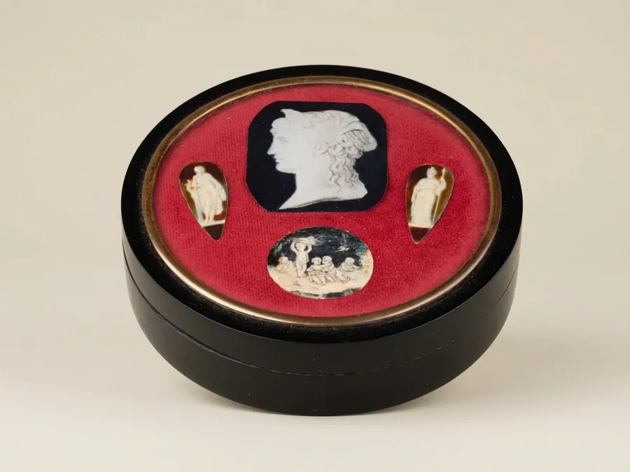 Miniature du XVIIIe siècle par Piat-Joseph Sauvage — Piat-Joseph Sauvage — Bakélite, velours, verre — XVIIIe siècle