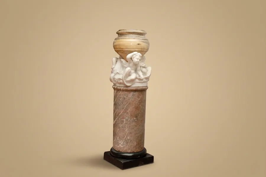 Große Marmorschale mit Tritonen auf Säule, 19. Jahrhundert — Marmor, weißer Carrara-Marmor, schwarzer Marmor — 19. Jahrhundert