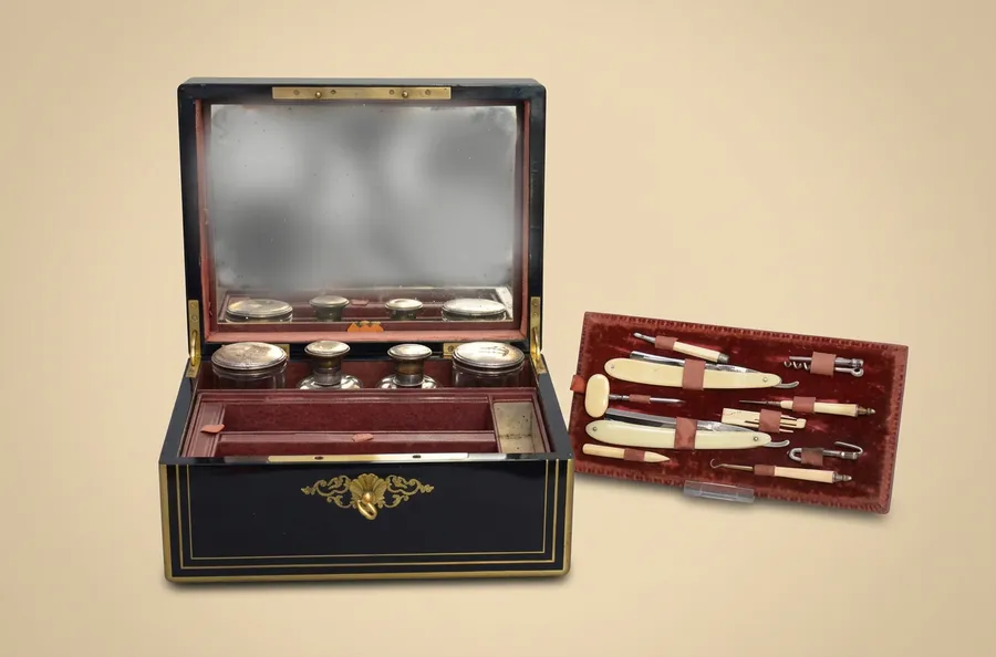 Nécessaire de toilette en bois noirci, époque Napoléon III — Bois noirci, os, argent, cristal — XIXe siècle