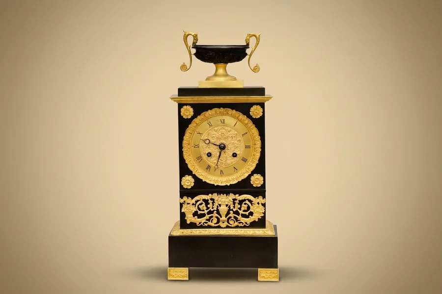 Bronze mantel clock with dual patina, attributed to Charles Prosper Leroy, Restauration period — Charles Prosper Leroy — Bronze with dual finish (black patina and mercury gilding) — 19th century