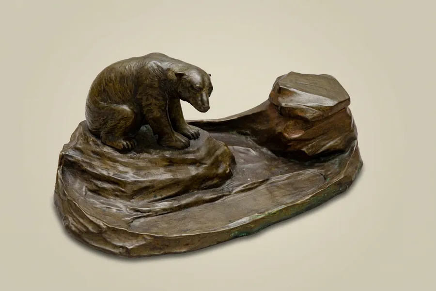 Bronzetintenfass „Eisbär“, um 1900 — Bronze mit brauner Patina — 19. Jahrhundert