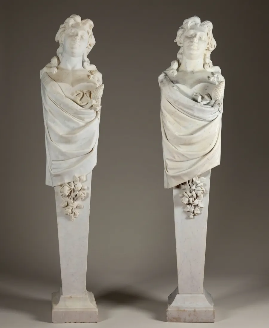 Paar monumentale Bacchantinnenbüsten aus Marmor, Anfang des 19. Jahrhunderts — Carrara-Marmor — 19. Jahrhundert