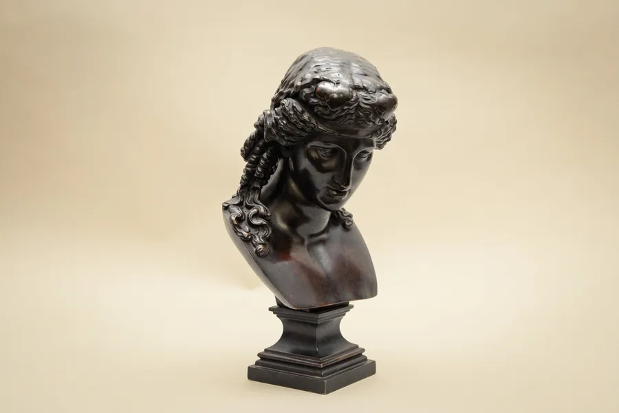 Büste der Ariane aus Bronze, Epoche Napoléon III — L. Oudry éditeur — Bronze mit brauner Patina — 19. Jahrhundert