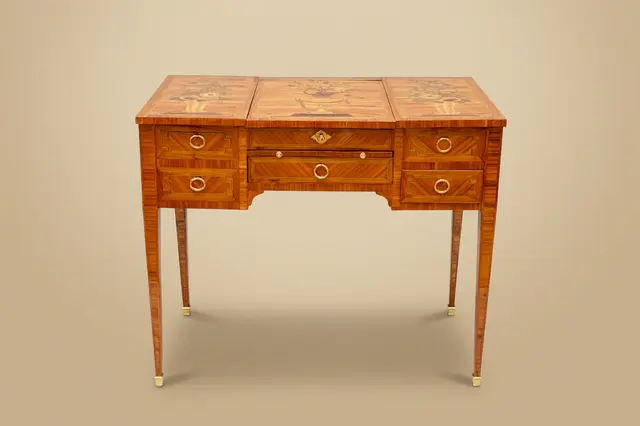 Coiffeuse en bois de rose et marqueterie, fin du XVIIIe siècle