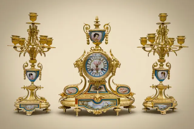 Kamingarnitur aus Sèvres-Porzellan und vergoldeter Bronze, Epoche Napoléon III