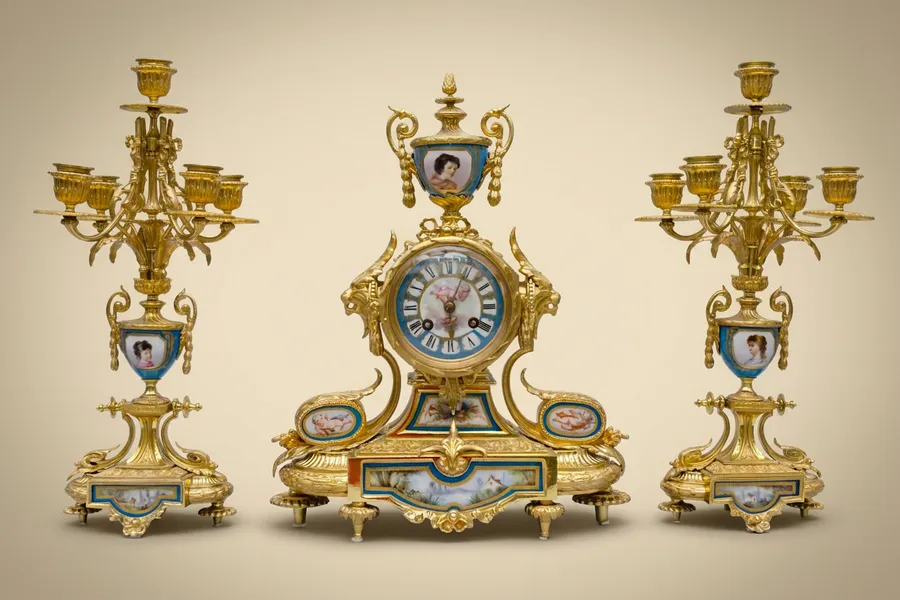 Garniture en porcelaine de Sèvres et bronze doré, époque Napoléon III — Sèvres — Porcelaine de Sèvres, bronze doré — XIXe siècle