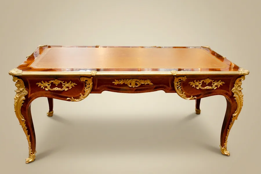 Large Louis XV style "bureau plat", France — Tulipwood veneer, gilt bronze, leather — 19th century