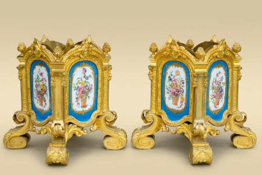 Paire de jardinières de table en bronze doré et porcelaine, époque Napoléon III — Bronze doré, porcelaine peinte — XIXe siècle