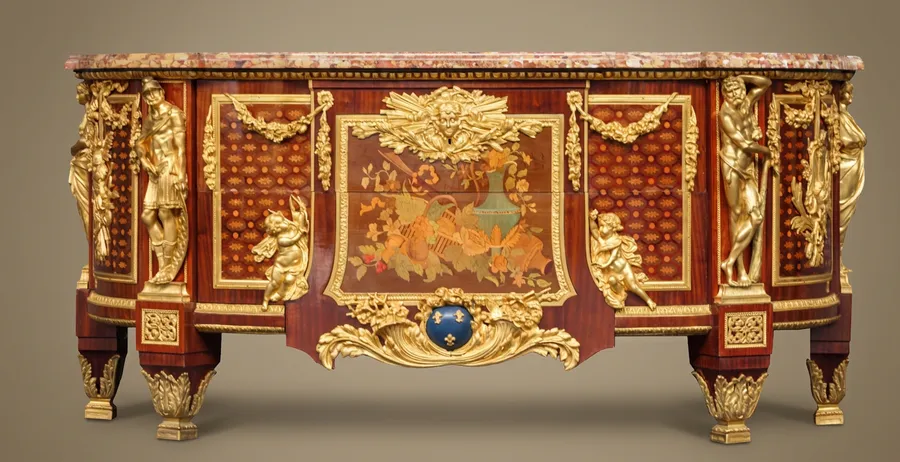 Commode aux Guerriers d'après Jean-Henri Riesener, fin du XIXe siècle — Riesener — Marqueterie d'amarante et bois teintés, bronzes dorés, plateau en marbre brèche d'Alep — XIXe siècle