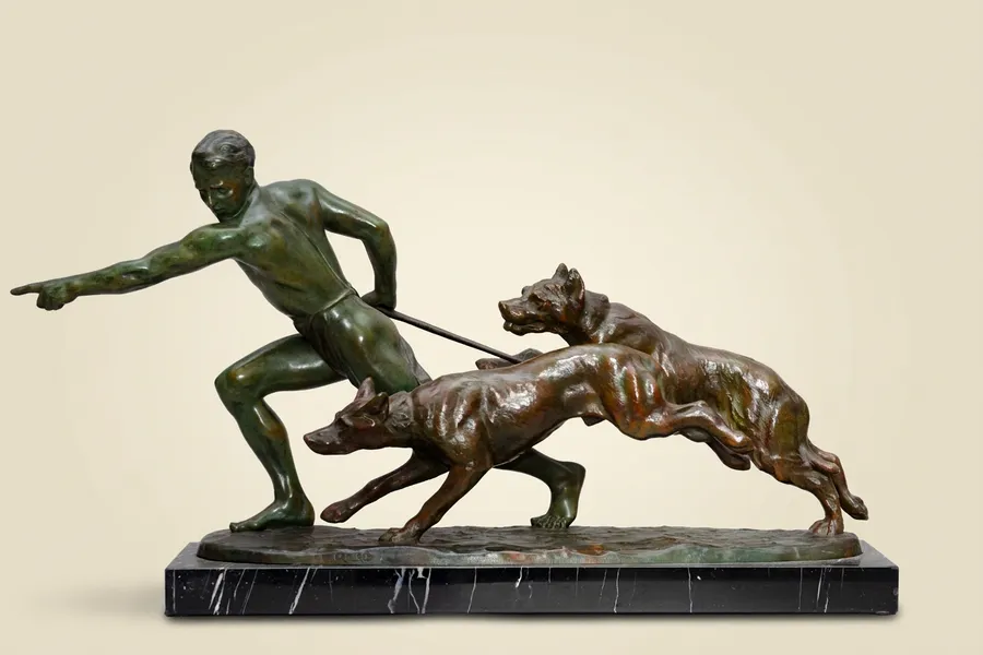 Sculpture en bronze 'Dresseur de chiens' par Louis Riché, époque Art déco — Louis Riché — Bronze à patines verte et brune, socle en marbre noir — XXe siècle