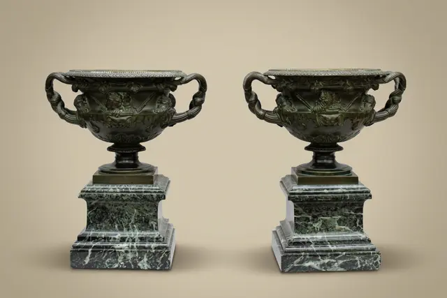 Paar Warwick-Vasen aus Bronze und grünem Marmor, 19. Jahrhundert
