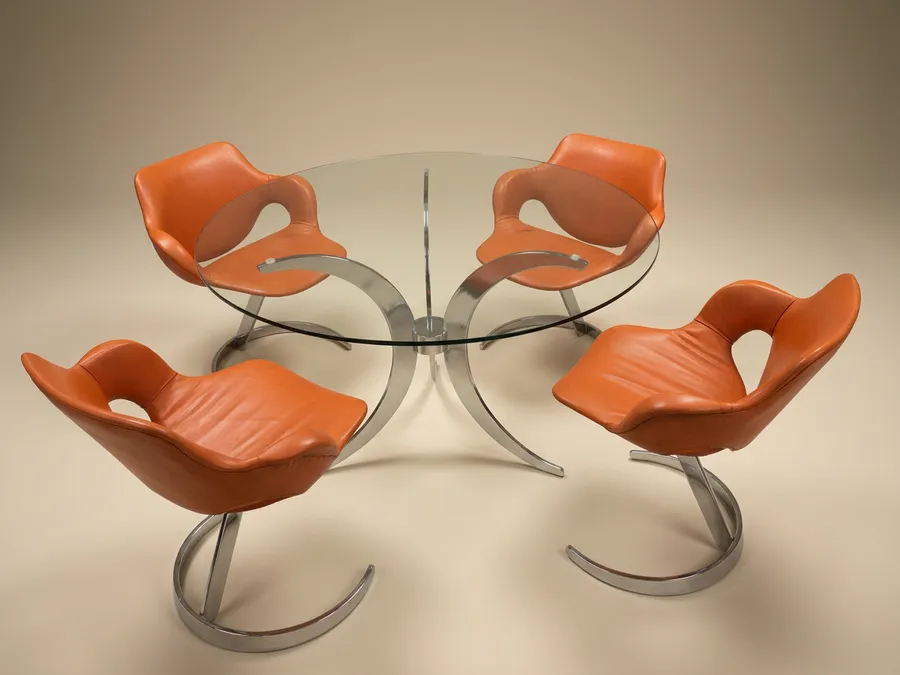 Esstisch und Stühle nach Tabacoff und Rinaldi, um 1970 — Boris Tabacoff, Gastone Rinaldi — Glas, verchromter Stahl, orangefarbenes Kunstleder — 20. Jahrhundert