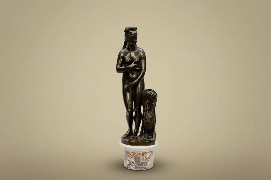 Kapitolinische Venus in Bronze, 19. Jahrhundert — Ecole italienne du 19 e siècle — Bronze mit dunkelbrauner Patina, Brekzienmarmor, weißer Marmor — 19. Jahrhundert