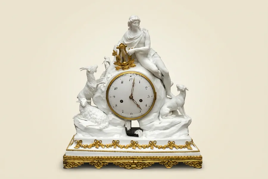 Uhr aus weißem Biskuitporzellan „Orpheus bezaubert die Tiere“, erstes Viertel des 19. Jahrhunderts — Manufacture du Duc d'Angoulême (Dihl et Guérhard) — weißes Biskuitporzellan, vergoldete Bronze — 19. Jahrhundert