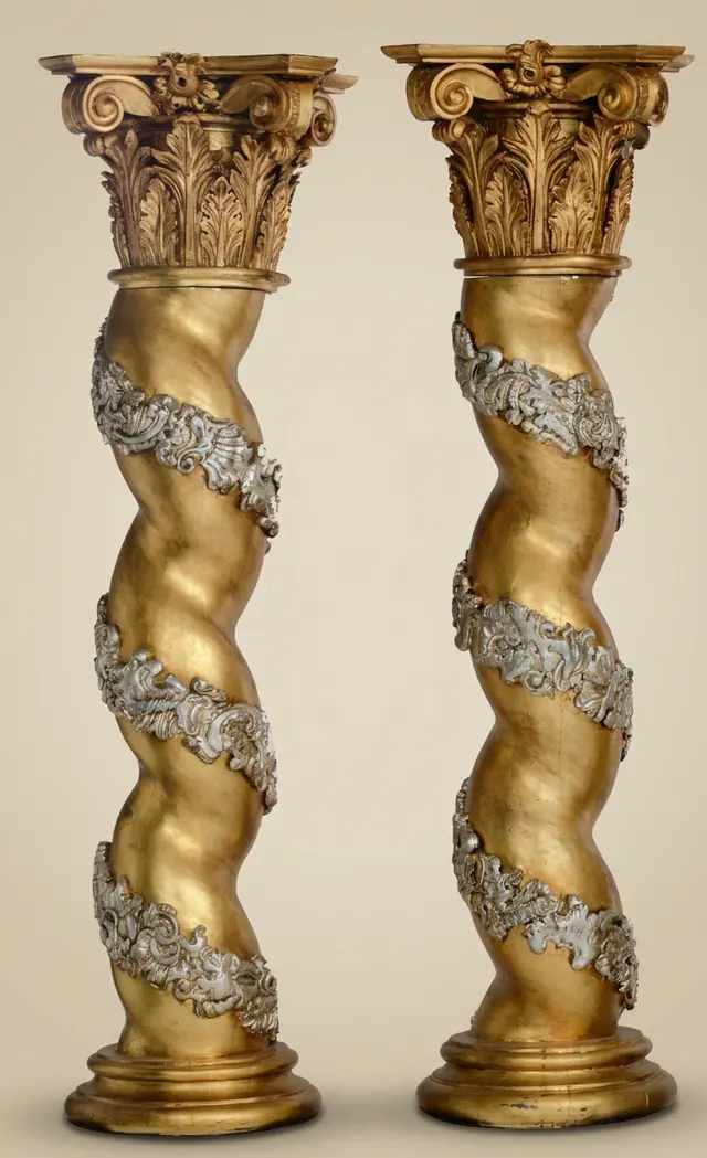 Paire de colonnes salomoniques en bois doré et stuc, fin XVIIIe siècle