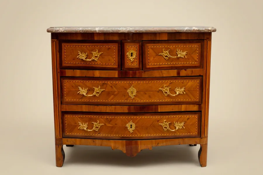 Petite commode en marqueterie et marbre brèche d'Alep, XVIIIe siècle — Marqueterie, marbre brèche d'Alep, garniture en métal doré — XVIIIe siècle