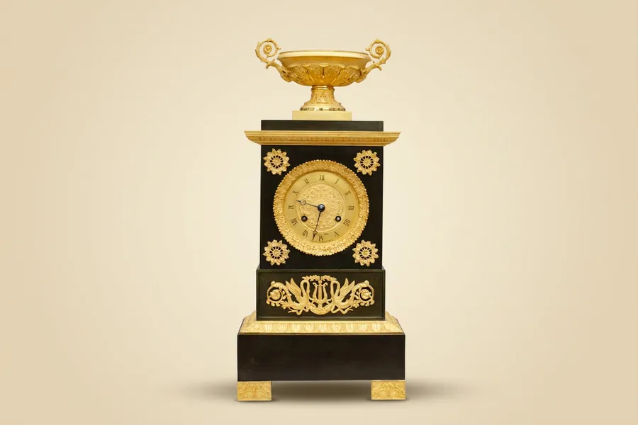 Architectural mantel clock in two-tone patinated bronze, by Charles Prosper Leroy, circa 1810-1830 — Charles Prosper Leroy — Dark-patinated bronze, mercury-gilt bronze, enamel — 19th century