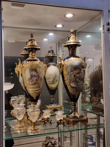 Paire de grands vases en porcelaine de Sèvres, XIXe siècle — Porcelaine, dorure, métal doré — XIXe siècle