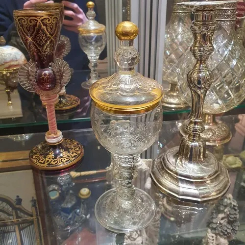 Gobelet couvert en verre gravé et rehauts dorés — Verre translucide, rehauts dorés