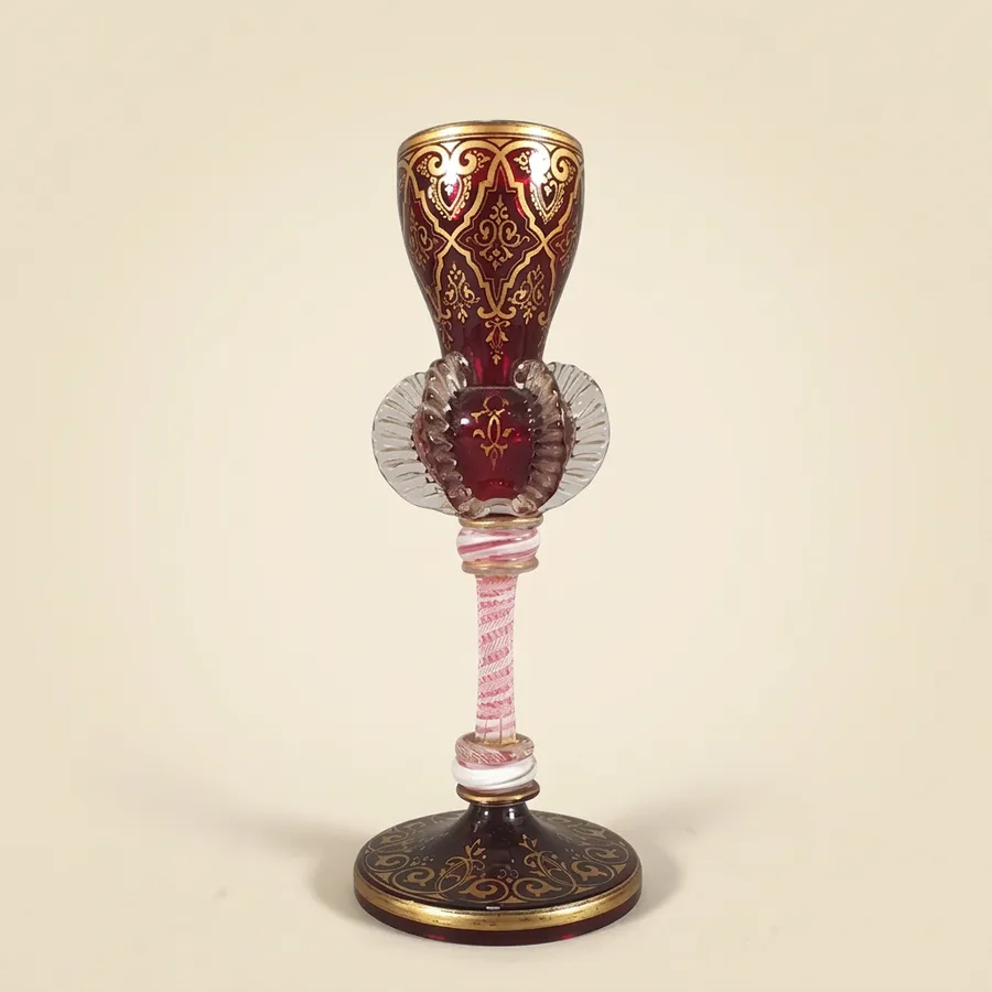 coupe décorative en verre rouge et doré — Verre